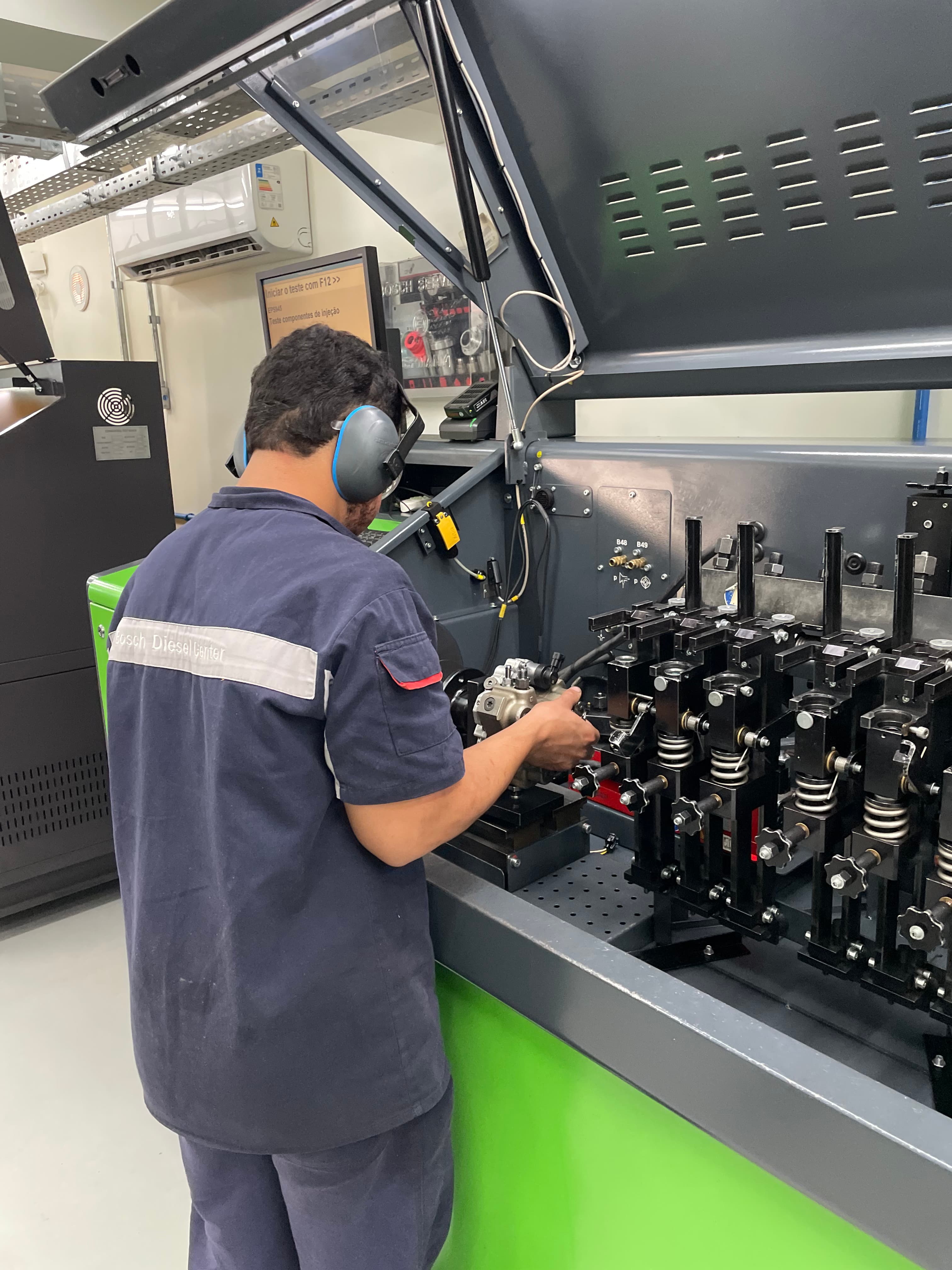 Centro Bosch Diesel Center com veículos em atendimento